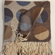 Lataa kuva Galleria-katseluun, Ihanan pehmeä CARLETTA huivi ikonisella pallo-kuviolla.&nbsp;

Materiaali: 100% viskoosi

Koko: 69 cm x 190 cm

Materiaali: 100% viskoosi

