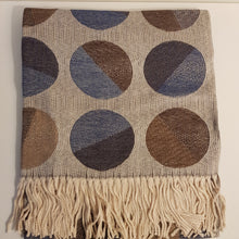 Lataa kuva Galleria-katseluun, Ihanan pehmeä CARLETTA huivi ikonisella pallo-kuviolla.&nbsp;

Materiaali: 100% viskoosi

Koko: 69 cm x 190 cm

Materiaali: 100% viskoosi
