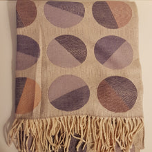 Lataa kuva Galleria-katseluun, Ihanan pehmeä CARLETTA huivi ikonisella pallo-kuviolla.&nbsp;

Materiaali: 100% viskoosi

Koko: 69 cm x 190 cm

Materiaali: 100% viskoosi
