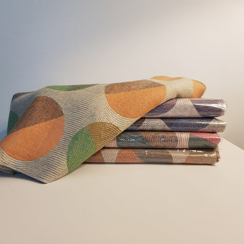 Ihanan pehmeä CARLETTA huivi ikonisella pallo-kuviolla. 

Materiaali: 100% viskoosi

Koko: 69 cm x 190 cm

Materiaali: 100% viskoosi