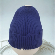 Lataa kuva Galleria-katseluun, CHARLIE on rohkea ja trendikäs beanie, jossa on juuri sopivasti asennetta. Pehmeä 100 % viskoosineulos tuntuu mukavalta päässä ja laskeutuu kauniisti ilman kutinaa. Koristeellisesti ”revitty” viimeistely tekee jokaisesta CHARLIE-piposta yksilöllisen ja antaa sille urbaanin, huolettoman ilmeen. Saatavana kuudessa upeassa sävyssä: lila, kirkkaansininen, turkoosi, vaaleansininen,  ruskea ja punainen.
