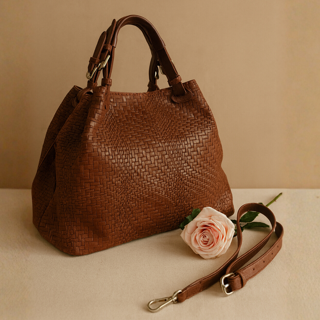 CHIARA on näyttävä ja ajattoman tyylikäs laukku, joka on saanut inspiraationsa ikonisen Bottega Venetan designista. Aito käsin punottu intrecciato-nahka, laadukkaat yksityiskohdat ja tilava sisus tekevät siitä täydellisen arkiluksuksen ystäville.