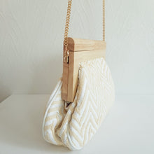 Lataa kuva Galleria-katseluun, Beige-kullanvärinen EMMA clutch-laukku sivulta, puukehys ja ketjuhihna näkyvissä.
