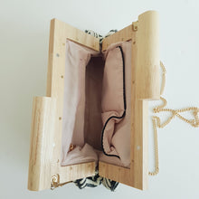 Lataa kuva Galleria-katseluun, Avattu EMMA clutch-laukku, jossa näkyvät puukehys ja laukun sisätilat.

