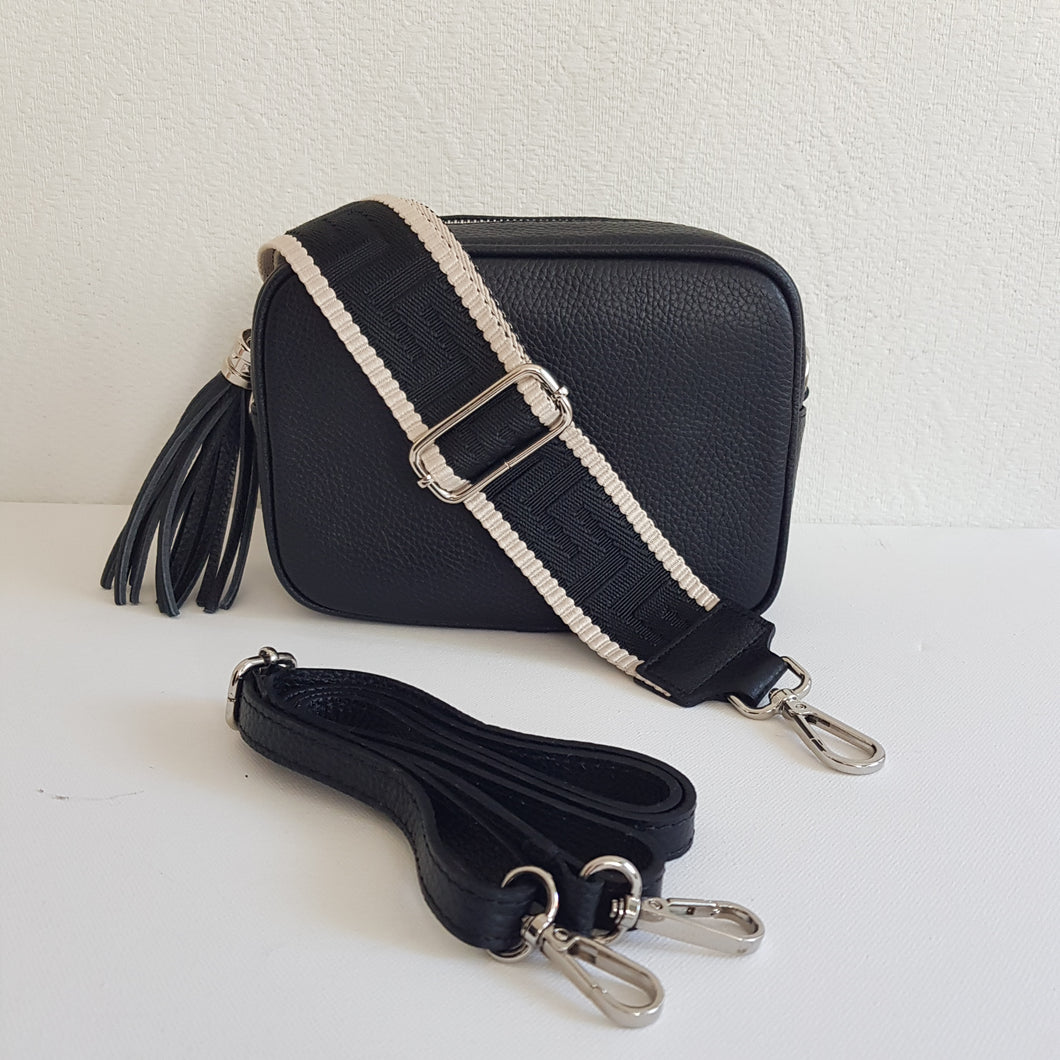 ANGIE laukussa on kaksi säädettävää olkahihnaa ja vetoketjukiinnitys. Tupsukoriste toimii vetimenä. Erittäin suosittu crossbody malli.  Laukussa yksi tasku ja pieni avotasku ja tekstiilivuorikangas.  Väri: musta  Materiaali nahka