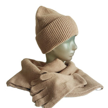 Lataa kuva Galleria-katseluun, ISLA-setti on kuin lämmin halaus: laadukas sekoitus viskoosia, angoraa ja villaa, joka tuntuu ylelliseltä mutta sopii jokaiseen arkipäivään. Pehmeä, lämmin ja viimeisen päälle tyylikäs.
Huivin rento pituus, täydellisesti istuva pipo ja mukavat käsineet tekevät tästä setistä luottokumppanin kylmään kauteen.
