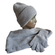 Lataa kuva Galleria-katseluun, ISLA-setti on kuin lämmin halaus: laadukas sekoitus viskoosia, angoraa ja villaa, joka tuntuu ylelliseltä mutta sopii jokaiseen arkipäivään. Pehmeä, lämmin ja viimeisen päälle tyylikäs.
Huivin rento pituus, täydellisesti istuva pipo ja mukavat käsineet tekevät tästä setistä luottokumppanin kylmään kauteen.
