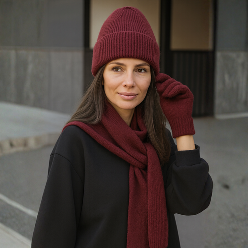 ISLA-setti on kuin lämmin halaus: laadukas sekoitus viskoosia, angoraa ja villaa, joka tuntuu ylelliseltä mutta sopii jokaiseen arkipäivään. Pehmeä, lämmin ja viimeisen päälle tyylikäs.
Huivin rento pituus, täydellisesti istuva pipo ja mukavat käsineet tekevät tästä setistä luottokumppanin kylmään kauteen.