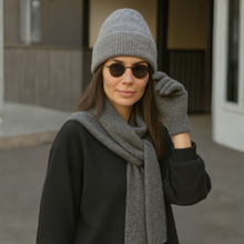 Lataa kuva Galleria-katseluun, ISLA-setti on kuin lämmin halaus: laadukas sekoitus viskoosia, angoraa ja villaa, joka tuntuu ylelliseltä mutta sopii jokaiseen arkipäivään. Pehmeä, lämmin ja viimeisen päälle tyylikäs.
Huivin rento pituus, täydellisesti istuva pipo ja mukavat käsineet tekevät tästä setistä luottokumppanin kylmään kauteen.
