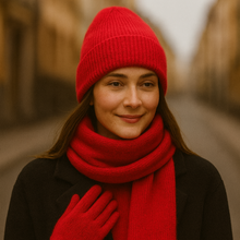 Lataa kuva Galleria-katseluun, ISLA-setti on kuin lämmin halaus: laadukas sekoitus viskoosia, angoraa ja villaa, joka tuntuu ylelliseltä mutta sopii jokaiseen arkipäivään. Pehmeä, lämmin ja viimeisen päälle tyylikäs.
Huivin rento pituus, täydellisesti istuva pipo ja mukavat käsineet tekevät tästä setistä luottokumppanin kylmään kauteen.
