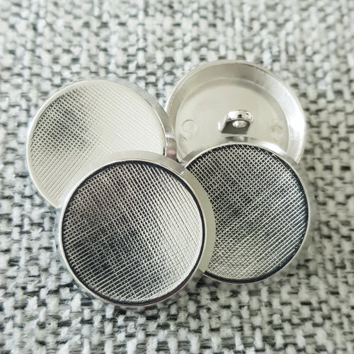 Tyylikäs laseroitu Takin,-Jakun-nappia. Takaa onto jotta metallinappista tulee kevyempi.

Väri on kirkas hopea, pinta laseroitu koko 25mm.

reunan paksuus 4mm