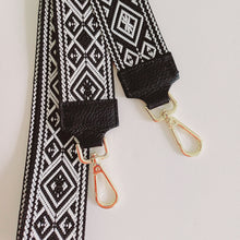 Lataa kuva Galleria-katseluun, yylikäs ja tilava&nbsp;LILY&nbsp;crossbody laukku on jaettu kolmeen osastoon. Jokainen osasto suljetaan vetoketjulla. Laukun takaa&nbsp;löytyy vetoketjullinen piilotasku ja sisällä on yksi vetoketjullinen sivutasku. Säädettävä olkahihna, kullanväriset metalliosat.

Väri: musta

Koko: pituus 23 cm, korkeus 16.6 cm, syvyys 7 cm


Olkahihna: leveys&nbsp;1.5 cm, max pituus 135 cm.

Leveä koristeellinen polyesteri/ nahka hihna kullanvärisillä pistolukoilla, leveys 5,5 cm, säädettävä pituus max. 128 cm

Materiaal
