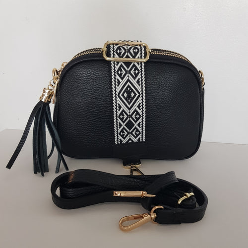 yylikäs ja tilava LILY crossbody laukku on jaettu kolmeen osastoon. Jokainen osasto suljetaan vetoketjulla. Laukun takaa löytyy vetoketjullinen piilotasku ja sisällä on yksi vetoketjullinen sivutasku. Säädettävä olkahihna, kullanväriset metalliosat.

Väri: musta

Koko: pituus 23 cm, korkeus 16.6 cm, syvyys 7 cm


Olkahihna: leveys 1.5 cm, max pituus 135 cm.

Leveä koristeellinen polyesteri/ nahka hihna kullanvärisillä pistolukoilla, leveys 5,5 cm, säädettävä pituus max. 128 cm

Materiaal