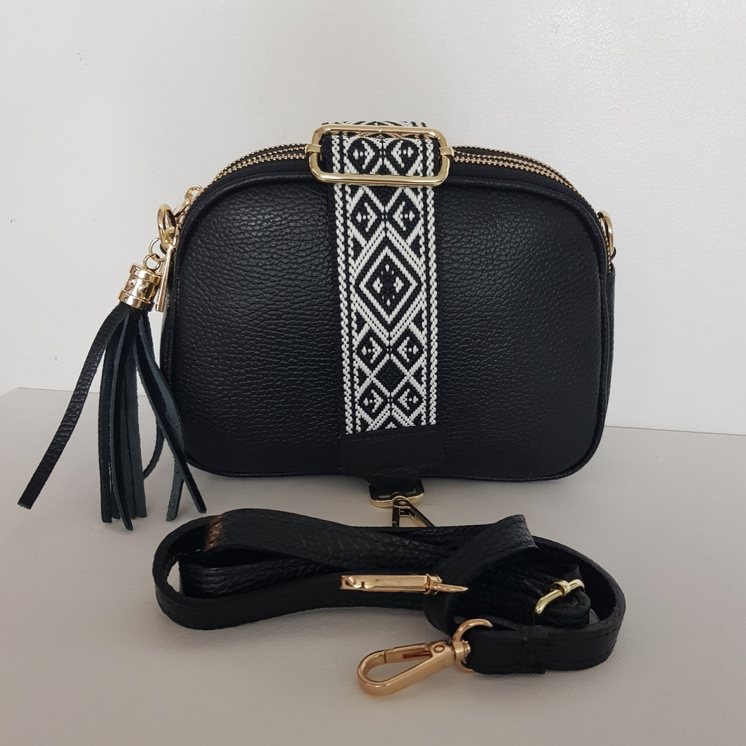 yylikäs ja tilava LILY crossbody laukku on jaettu kolmeen osastoon. Jokainen osasto suljetaan vetoketjulla. Laukun takaa löytyy vetoketjullinen piilotasku ja sisällä on yksi vetoketjullinen sivutasku. Säädettävä olkahihna, kullanväriset metalliosat.

Väri: musta

Koko: pituus 23 cm, korkeus 16.6 cm, syvyys 7 cm


Olkahihna: leveys 1.5 cm, max pituus 135 cm.

Leveä koristeellinen polyesteri/ nahka hihna kullanvärisillä pistolukoilla, leveys 5,5 cm, säädettävä pituus max. 128 cm

Materiaal