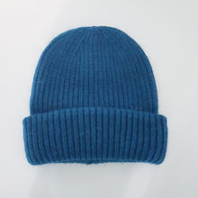 Lataa kuva Galleria-katseluun, Ihanan muhkea ja lämmin LULU beanie, joka pitää pään lämpimänä kovemmallakin pakkasella.
Pipossa leveä kääntöreuna joka tekee istuvuudesta paremman.
