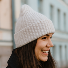 Lataa kuva Galleria-katseluun, Trendikäs ja lämmin Lulu beanie on talven luottopipo.
Muhkea neulos ja leveä käänne tekevät siitä sekä tyylikkään että käytännöllisen.
Kevyt mutta lämmin materiaali suojaa pakkaselta ja kirkkaat värit piristävät jokaista päivää.

