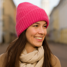 Lataa kuva Galleria-katseluun, Katseenvangitsija talven pakkasiin – LULU beanie.
Pehmeä, muhkea ja värikäs pipo, joka on yhtä aikaa lämmin ja trendikäs.
Leveä käänne takaa rennon istuvuuden ja herkullinen värivalikoima tekee Lolasta täydellisen kumppanin arkeen ja seikkailuun.
