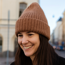 Lataa kuva Galleria-katseluun, Katseenvangitsija talven pakkasiin – LULU beanie.
Pehmeä, muhkea ja värikäs pipo, joka on yhtä aikaa lämmin ja trendikäs.
Leveä käänne takaa rennon istuvuuden ja herkullinen värivalikoima tekee Lolasta täydellisen kumppanin arkeen ja seikkailuun.
