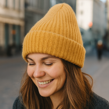 Lataa kuva Galleria-katseluun, Katseenvangitsija talven pakkasiin – LULU beanie.
Pehmeä, muhkea ja värikäs pipo, joka on yhtä aikaa lämmin ja trendikäs.
Leveä käänne takaa rennon istuvuuden ja herkullinen värivalikoima tekee Lolasta täydellisen kumppanin arkeen ja seikkailuun.
