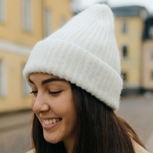 Lataa kuva Galleria-katseluun, Katseenvangitsija talven pakkasiin – LULU beanie.
Pehmeä, muhkea ja värikäs pipo, joka on yhtä aikaa lämmin ja trendikäs.
Leveä käänne takaa rennon istuvuuden ja herkullinen värivalikoima tekee Lolasta täydellisen kumppanin arkeen ja seikkailuun.
