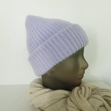 Lataa kuva Galleria-katseluun, Ihanan muhkea ja lämmin LULU beanie, joka pitää pään lämpimänä kovemmallakin pakkasella.
Pipossa leveä kääntöreuna joka tekee istuvuudesta paremman.
