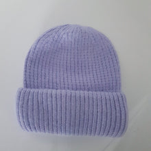 Lataa kuva Galleria-katseluun, Ihanan muhkea ja lämmin LULU beanie, joka pitää pään lämpimänä kovemmallakin pakkasella.
Pipossa leveä kääntöreuna joka tekee istuvuudesta paremman.
