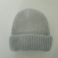 Lataa kuva Galleria-katseluun, Ihanan muhkea ja lämmin LULU beanie, joka pitää pään lämpimänä kovemmallakin pakkasella.
Pipossa leveä kääntöreuna joka tekee istuvuudesta paremman.
