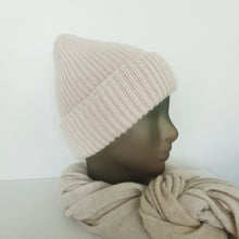 Lataa kuva Galleria-katseluun, Ihanan muhkea ja lämmin LULU beanie, joka pitää pään lämpimänä kovemmallakin pakkasella.
Pipossa leveä kääntöreuna joka tekee istuvuudesta paremman.
