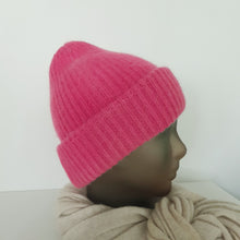Lataa kuva Galleria-katseluun, Ihanan muhkea ja lämmin LULU beanie, joka pitää pään lämpimänä kovemmallakin pakkasella.
Pipossa leveä kääntöreuna joka tekee istuvuudesta paremman.
