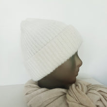 Lataa kuva Galleria-katseluun, Ihanan muhkea ja lämmin LULU beanie, joka pitää pään lämpimänä kovemmallakin pakkasella.
Pipossa leveä kääntöreuna joka tekee istuvuudesta paremman.

