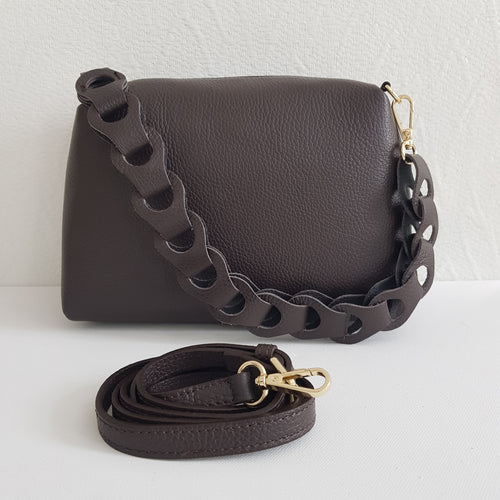 Tyylikäs ADA nahkalaukku on uusi crossbody malli. Laukussa on kaunis nahkainen kantohihna, kapea säädettävä olkahihna, yksi iso tasku, vetoketjukiinnitys ja sisältä löytyy vetoketjullinen piilotasku.  Kullanväriset metalliosat.  Väri: ruskea tai musta