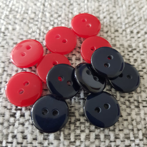 Massanappi joka kestää kovaa kulutusta eikä päästä väriä.  Kiiltävä pintainen 2-, reikäinen, sopii paitoihin -, liiveihin ja lastennapiksi.

Värit kirkaspunainen ja tummansininen 13mm.