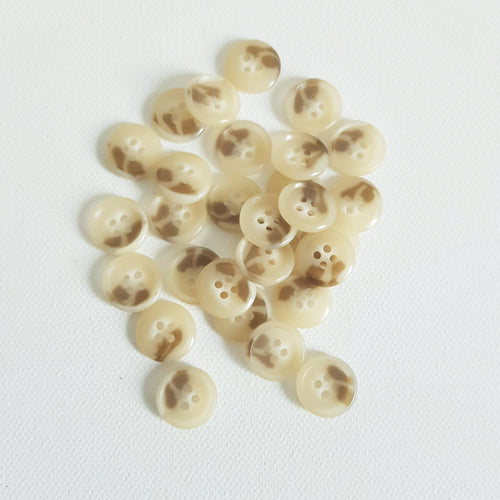 Kaunis meleerattu polyesternappi 15mm 4-reikäinen kiiltävä pintainen. 

Nappi sopii paitapuseroihin, mekkoihin, housuihin tai lastennapiksi.

Väri : vaalea beige

Valmistusmaa Italia
