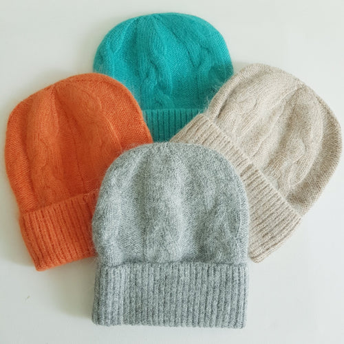 Ihanan lämmin MELLA angora- ja villasekoitteinen pipo pitää pään aivan varmasti lämpimänä myös kovalla pakkasella.  Materiaali: 50% angora, 30% villa ja 20% viskoosi  One size  Suositellaan pesemään käsin.