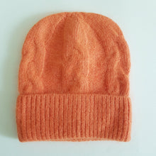 Lataa kuva Galleria-katseluun, Ihanan lämmin MELLA angora- ja villasekoitteinen pipo pitää pään aivan varmasti lämpimänä myös kovalla pakkasella.  Materiaali: 50% angora, 30% villa ja 20% viskoosi  One size  Suositellaan pesemään käsin.
