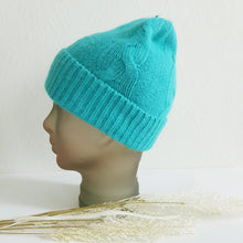 Lataa kuva Galleria-katseluun, Ihanan lämmin MELLA angora- ja villasekoitteinen pipo pitää pään aivan varmasti lämpimänä myös kovalla pakkasella.  Materiaali: 50% angora, 30% villa ja 20% viskoosi  One size  Suositellaan pesemään käsin.
