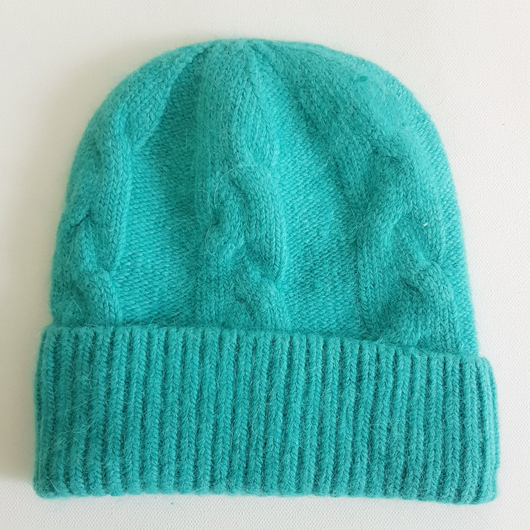 Ihanan lämmin MELLA angora- ja villasekoitteinen pipo pitää pään aivan varmasti lämpimänä myös kovalla pakkasella.  Materiaali: 50% angora, 30% villa ja 20% viskoosi  One size  Suositellaan pesemään käsin.