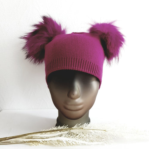 Pehmeä ja lämmin MOLLY pipo on valmistettu akryyli ja kashmirin sekoitteesta. Pipossa on kaksi muhkeaa ja tyylikästä tupsua. Kaksinkertainen neulos takaa täydellisen lämmön syksyllä ja talvella.  Pipon tupsuissa on nepparikiinnitys, joten tupsut saa helposti irti.  Materiaali: 85% akryyli 15% kashmir.