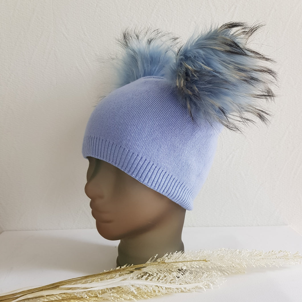 Pehmeä ja lämmin MOLLY pipo on valmistettu akryyli ja kashmirin sekoitteesta. Pipossa on kaksi muhkeaa ja tyylikästä tupsua. Kaksinkertainen neulos takaa täydellisen lämmön syksyllä ja talvella.  Pipon tupsuissa on nepparikiinnitys, joten tupsut saa helposti irti.  Materiaali: 85% akryyli 15% kashmir.