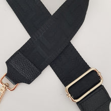 Lataa kuva Galleria-katseluun, ANGIE olkalaukku on aitoa nahkaa.&nbsp;Laukussa on kaksi säädettävää olkahihnaa ja vetoketjukiinnitys. Tupsukoriste toimii vetimenä.&nbsp;Suosittu crossbody malli.

Väri: musta

Koko: pituus 20cm, korkeus 15 cm, syvyys 7 cm.

Laukkuun kuuluu kaksi säädettävää olkahihnaa:

kapea nahkahihna kullanvärisillä pistolukoilla,&nbsp;leveys 2 cm, säädettävä pituus 130 cm
leveä koristeellinen&nbsp;polyesteri/nahka hihna kullanvärisillä pistolukoilla, leveys 5,5 cm, säädettävä pituus max. 128 cm


Hoito-ohje: Voi suoja
