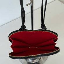 Lataa kuva Galleria-katseluun, Nahkainen sydan laukku
Koko: 20,5 × 16,5 cm
Materiaali: nahka
Kiinnitys: vetoketju
Hihna: säädettävä
Väri: punainen, greige, puuteriroosa, konjakinruskea, musta
Valmistusmaa: Italia
