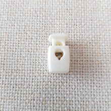 Lataa kuva Galleria-katseluun, 1- reikäinen nyörinkiristin max 2,5mm nauhalle, sopii mainiosti takkeihin, huppareihin tai housuihin.

Materiaali nylon&nbsp;

Valmistusmaa Italia

