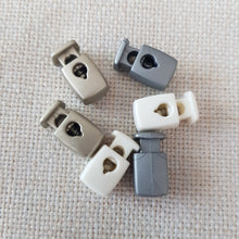 Lataa kuva Galleria-katseluun, 1- reikäinen nyörinkiristin max 2,5mm nauhalle, sopii mainiosti takkeihin, huppareihin tai housuihin.

Materiaali nylon&nbsp;

Valmistusmaa Italia
