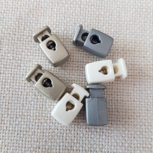 1- reikäinen nyörinkiristin max 2,5mm nauhalle, sopii mainiosti takkeihin, huppareihin tai housuihin.

Materiaali nylon 

Valmistusmaa Italia