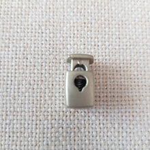 Lataa kuva Galleria-katseluun, 1- reikäinen nyörinkiristin max 2,5mm nauhalle, sopii mainiosti takkeihin, huppareihin tai housuihin.

Materiaali nylon&nbsp;

Valmistusmaa Italia
