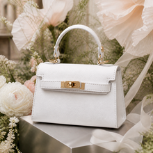Lataa kuva Galleria-katseluun, NOE valkoinen pikkulaukku on täydellinen valinta, kun haluat viimeistellä asusi tinkimättömällä tyylillä.
