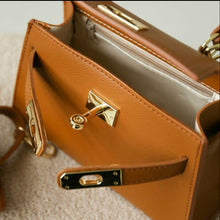 Lataa kuva Galleria-katseluun, NOE on italialainen nahkalaukku, joka yhdistää tyylikkyyden ja asenteen. Pieni, mutta vaikuttava – katseenvangitsija arkeen ja juhlaan.
