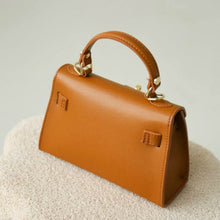 Lataa kuva Galleria-katseluun, NOE on italialainen nahkalaukku, joka yhdistää tyylikkyyden ja asenteen. Pieni, mutta vaikuttava – katseenvangitsija arkeen ja juhlaan.
