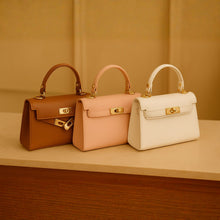 Lataa kuva Galleria-katseluun, NOE on italialainen nahkalaukku, joka yhdistää tyylikkyyden ja asenteen. Pieni, mutta vaikuttava – katseenvangitsija arkeen ja juhlaan.
