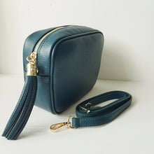 Lataa kuva Galleria-katseluun, ANGIE olkalaukku on aitoa nahkaa. Laukussa on kaksi säädettävää olkahihnaa ja vetoketjukiinnitys. Tupsukoriste toimii vetimenä. Suosittu crossbody malli.

Väri: petrooli


Koko: pituus 20 cm, korkeus 15 cm, syvyys 7 cm.

kapea nahkahihna kullanvärisillä pistolukoilla, leveys 2 cm, säädettävä pituus 130 cm

Hoito-ohje: Voi suojata nahalle sopivalla suojausaineella ennen käyttöönottoa. Puhdistetaan kostealla liinalla.

Valmistusmaa: Italia
